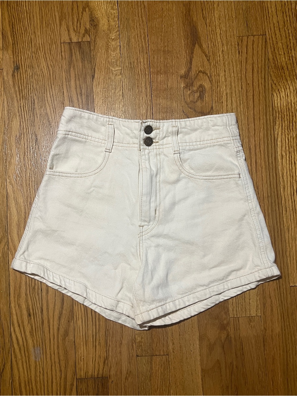 Levi’s Women’s Size 24 White Denim Mom Shorts High Rise Button Fly Pockets